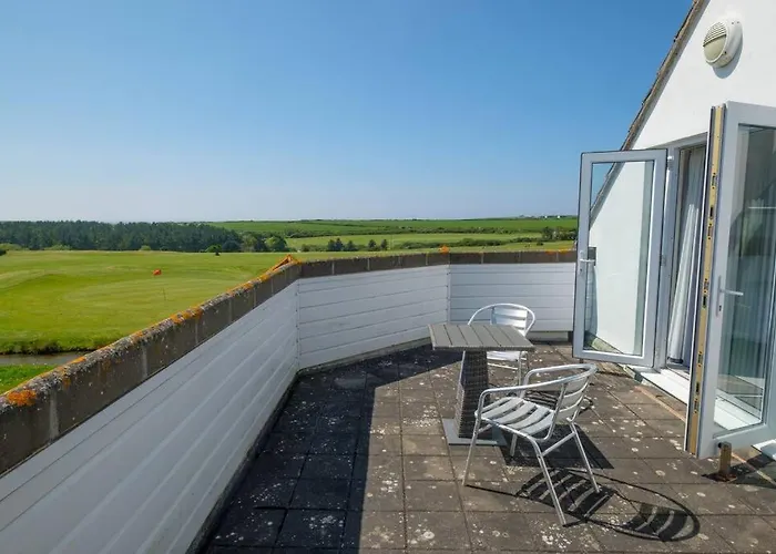 Flat 1 Mawgan Porth Golf Club